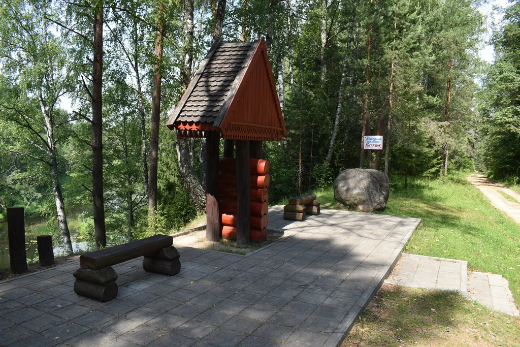 Символическая композиция Катюшин берег на берегу р. Угра