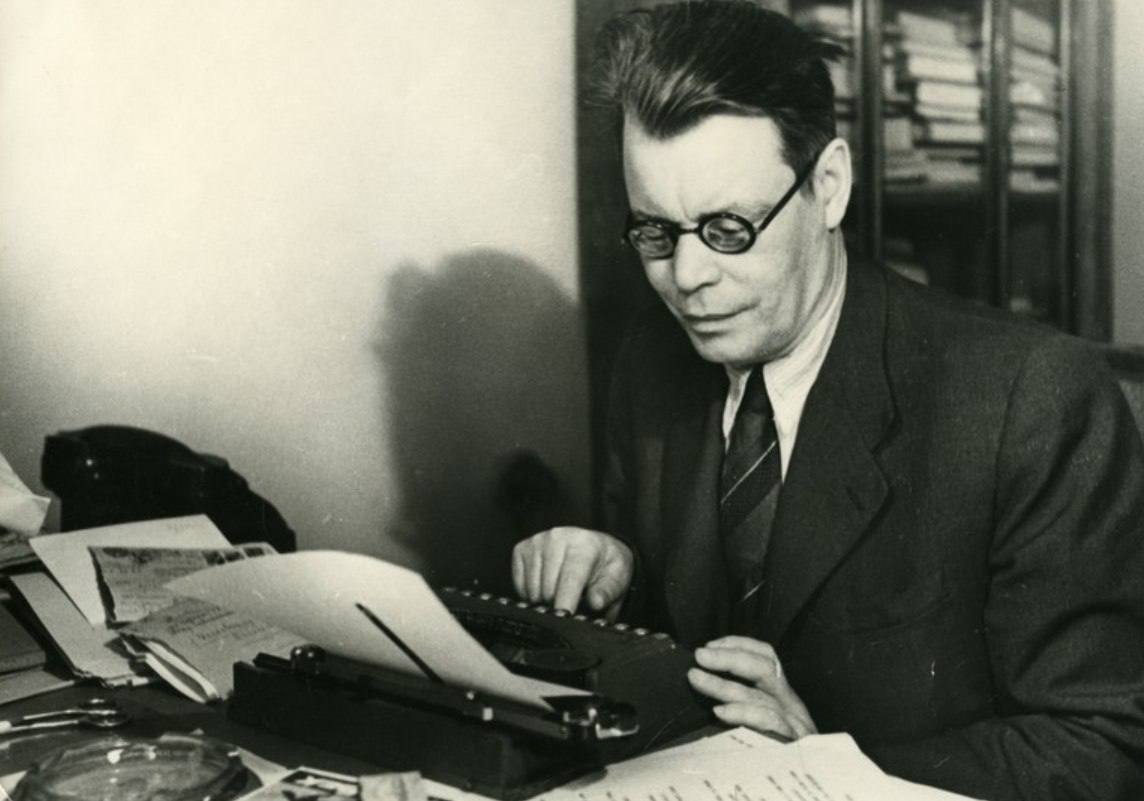 Поэт за рабочим столом